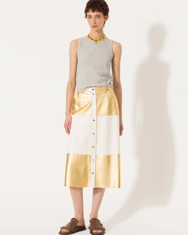 Falda midi de cuero dorado con corte evasé y bolsillos delanteros de Jazmin Chebar en Faldas para argentina