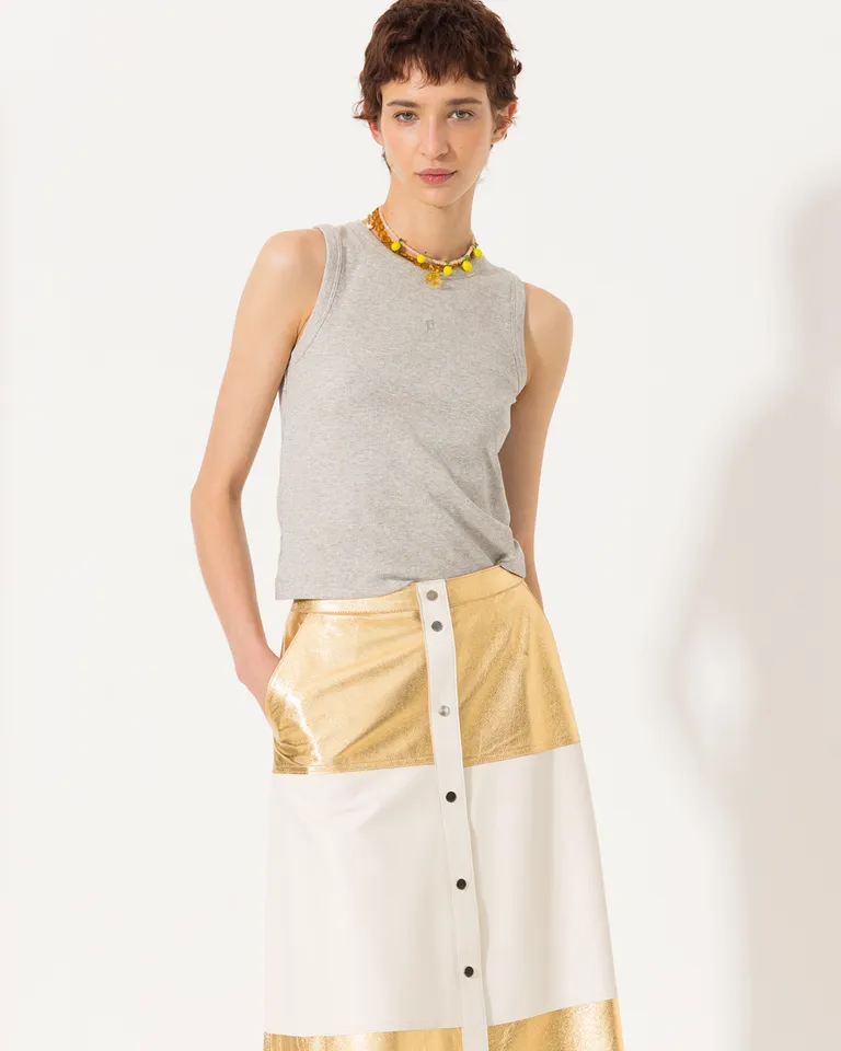 Falda midi de cuero dorado con corte evasé y bolsillos delanteros de Jazmin Chebar en Faldas para argentina