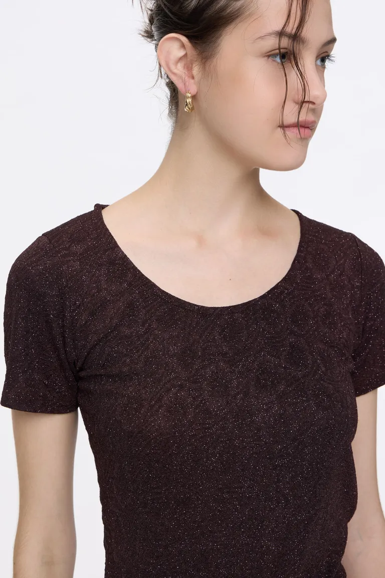 Remera de dama con escote redondo y mangas cortas con textura sutilmente brillante de Cuesta Blanca en Remeras para argentina