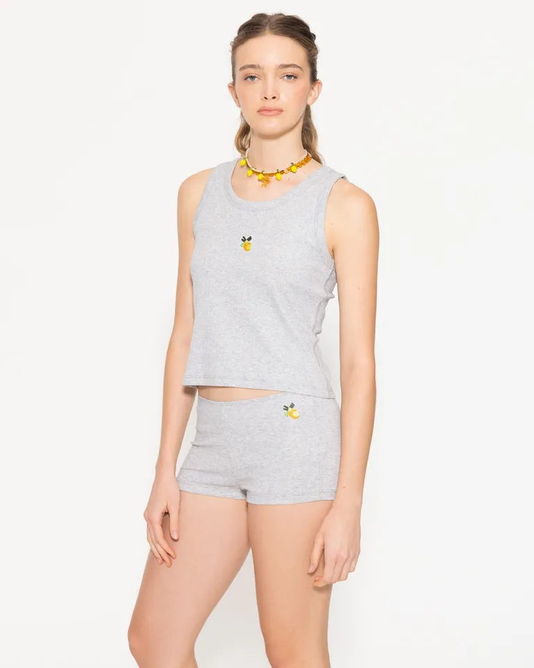 Musculosa Ajustada Blanca con Bordado Delantero y Logo en Espalda de Jazmin Chebar en Tops para argentina