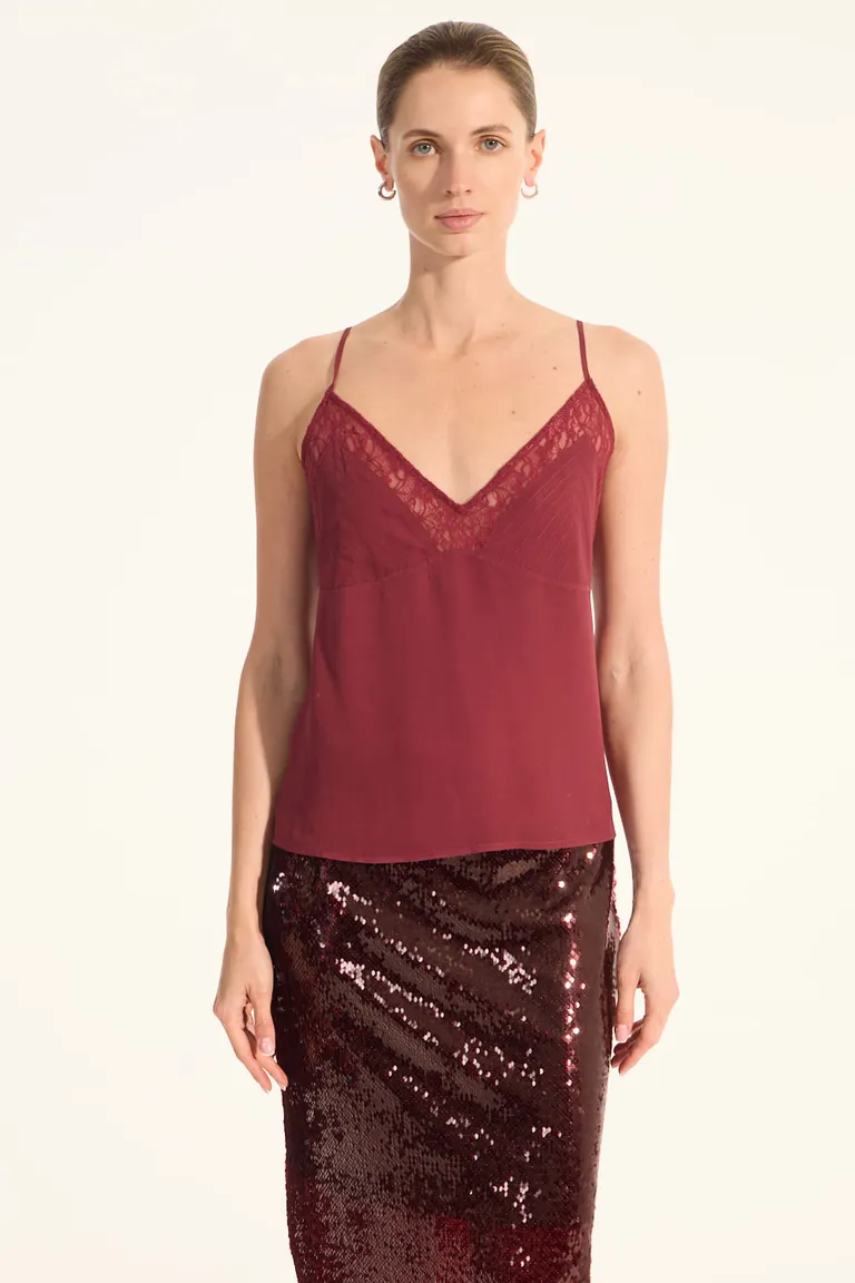 Top estilo lencero con detalles de encaje y pespuntes en color rojo de Portsaid en Tops para argentina