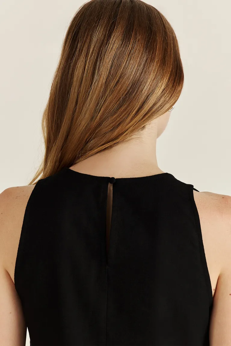 Top negro con bordado exclusivo y diseño de escote cerrado para un look elegante y de tendencia de Tucci en Tops para argentina