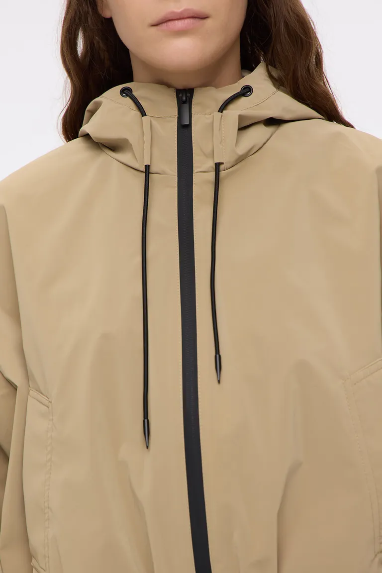 Campera deportiva oversize con capucha y ajuste en cintura y puños de Cuesta Blanca en Chaquetas para argentina