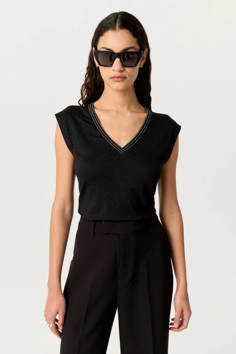 Mono negro de diseño minimalista con escote en V para mujer de Markova en Remeras para argentina