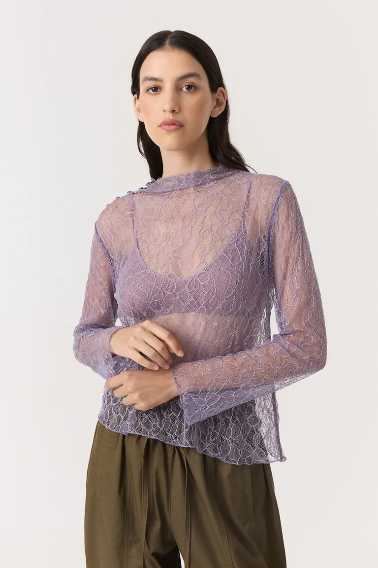 Remera de encaje manga larga con cuello alto y botones en el hombro de Furzai en Remeras para argentina