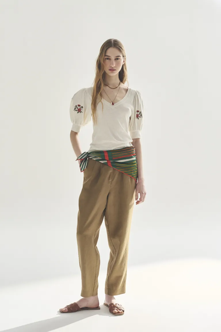 Remera de corte femenino y elegante para un estilo moderno y versátil de Akiabara en Remeras para argentina