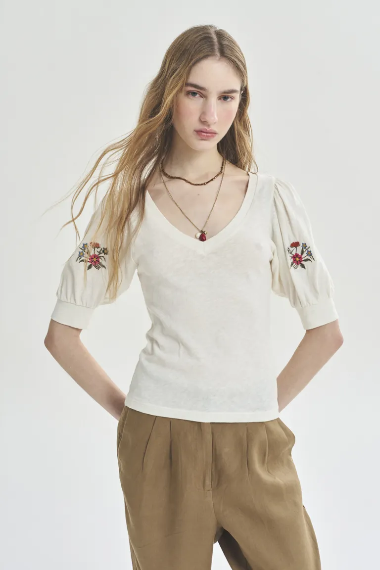 Remera de corte femenino y elegante para un estilo moderno y versátil de Akiabara en Remeras para argentina