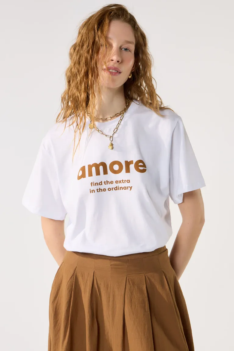 Remera blanca con estampa 'amore' para mujer de Cuesta Blanca en Remeras para argentina