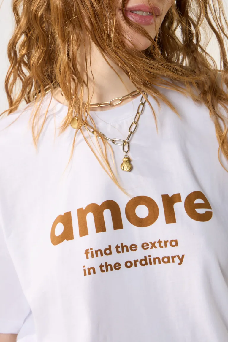 Remera blanca con estampa 'amore' para mujer de Cuesta Blanca en Remeras para argentina