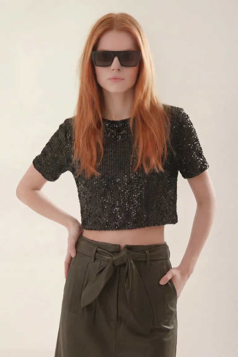 Remera clásica de mujer con mangas cortas y calce confortable para uso diario de Akiabara en Remeras para argentina