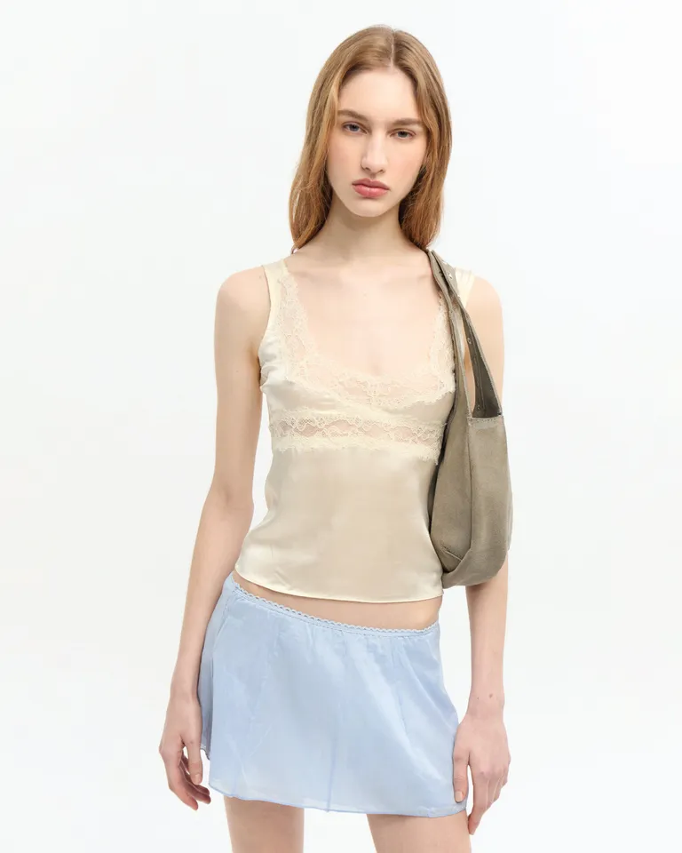 Top de seda con encaje, prenda elegante y femenina para el día a día de Ay Not Dead en Tops para argentina