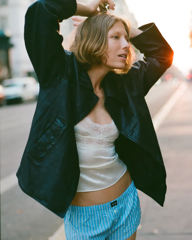 Top de seda con encaje, prenda elegante y femenina para el día a día de Ay Not Dead en Tops para argentina