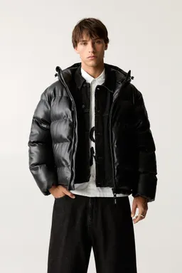Campera acolchada efecto cuero de Pull&Bear en Abrigos y Camperas para argentina