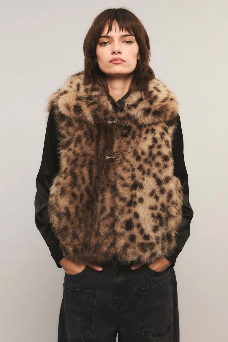 Chaleco con estampa animal print de corte recto a la cadera con cierre frontal de Kosiuko en Chalecos para argentina