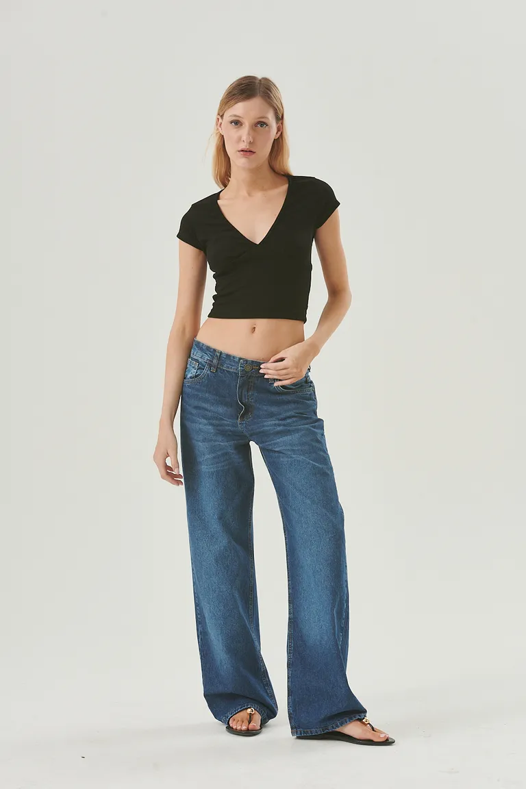 Pantalón ancho de tiro medio en denim, perfecto para lograr un estilo moderno y versátil de Sweet en Pantalones para argentina