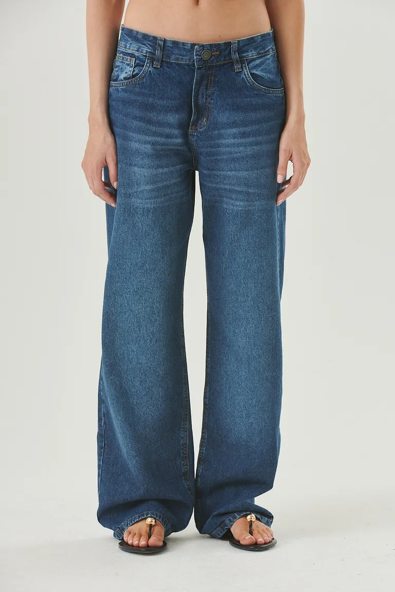 Pantalón ancho de tiro medio en denim, perfecto para lograr un estilo moderno y versátil de Sweet en Pantalones para argentina