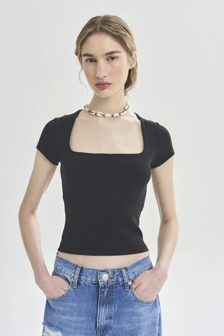 Remera negra de corte cuadrado para mujer con diseño elegante y minimalista de Akiabara en Remeras para argentina