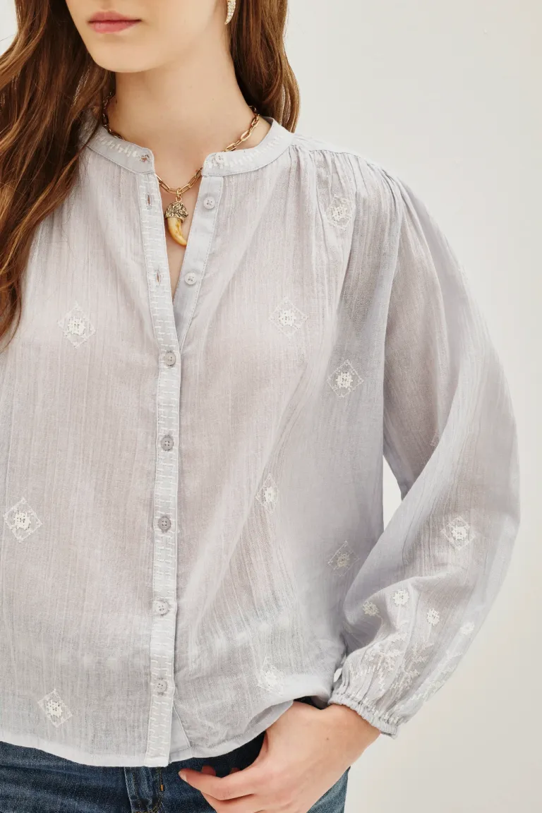 Camisa de mujer con cuello mao bordados delicados y mangas con volumen de Rapsodia en Camisas para argentina