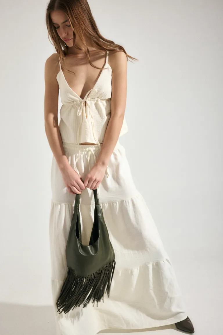 Top blanco con escote en V y tirantes ajustables para un ajuste cómodo y femenino de Audaz en Tops para argentina