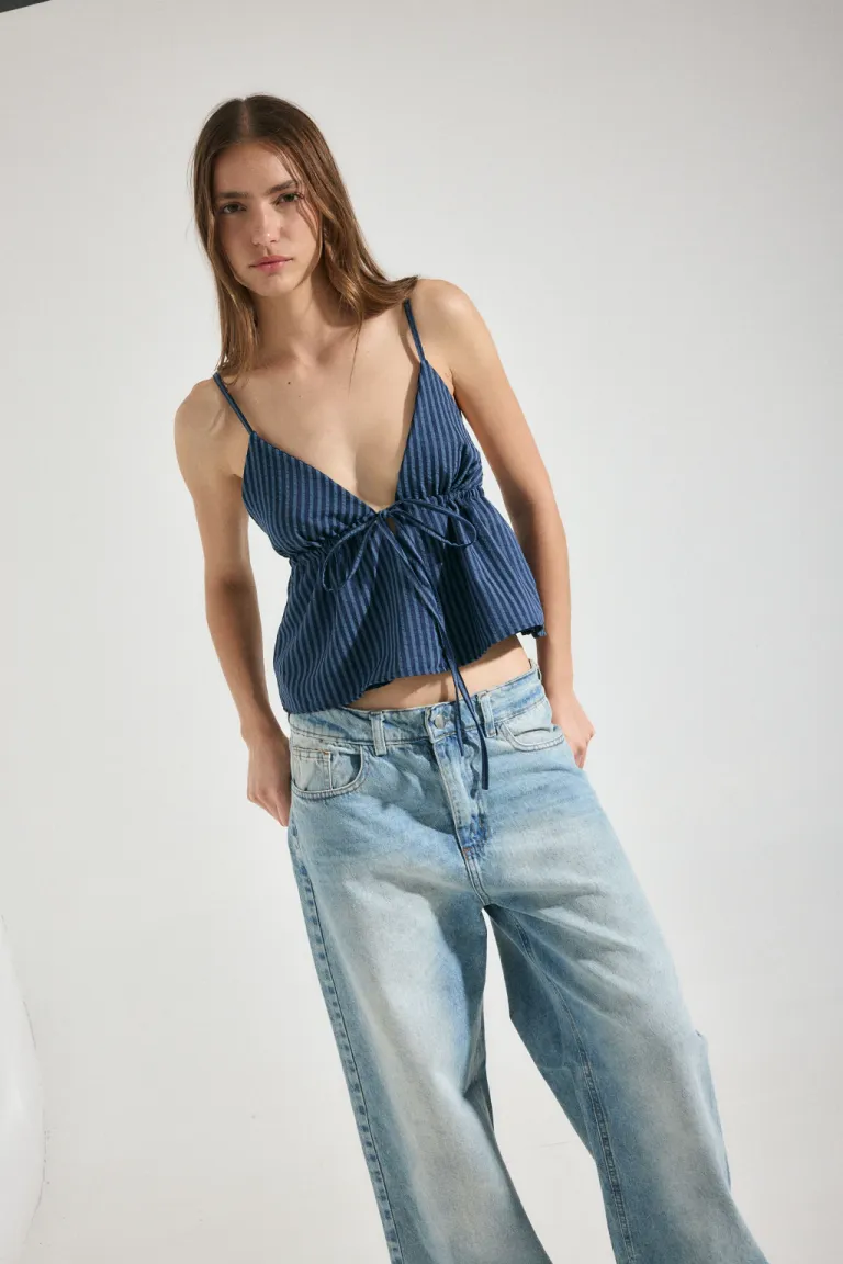 Top blanco con escote en V y tirantes ajustables para un ajuste cómodo y femenino de Audaz en Tops para argentina