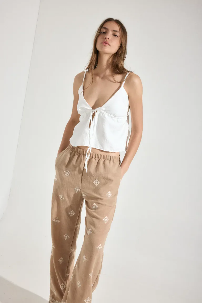 Top blanco con escote en V y tirantes ajustables para un ajuste cómodo y femenino de Audaz en Tops para argentina