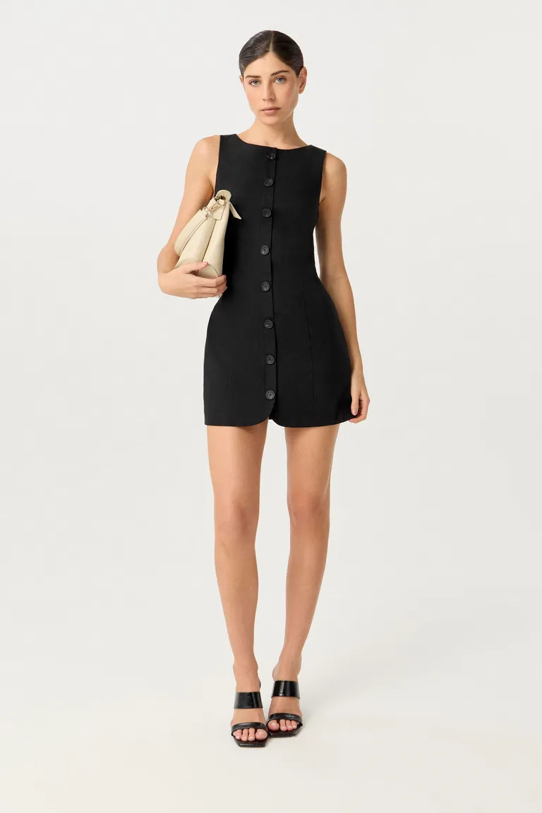 Vestido corto de silueta entallada y escote a la base, con acceso con botones veteados e interior forrado en satén elástico de Markova en Vestidos para argentina