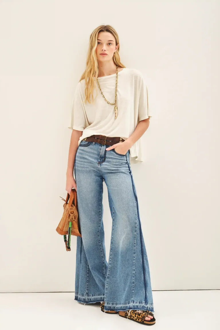 Remera de cuello redondo con efecto gastado y detalles distintivos en la espalda de Rapsodia en Remeras para argentina