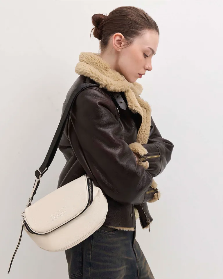 Bandolera soft con diseño minimalista y espacioso compartimento principal de Prüne en Bolsos y Carteras para argentina