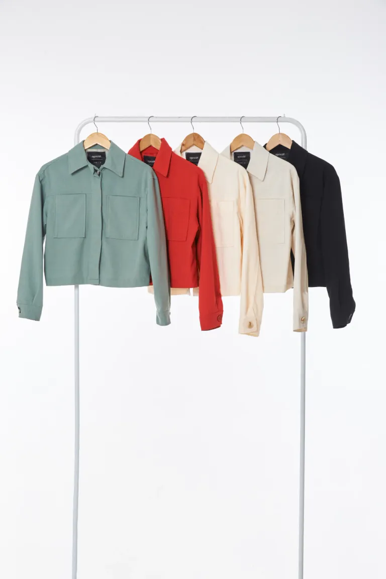 Chaqueta femenina de corte clásico, elegante y versátil de Apricot en Chaquetas para argentina