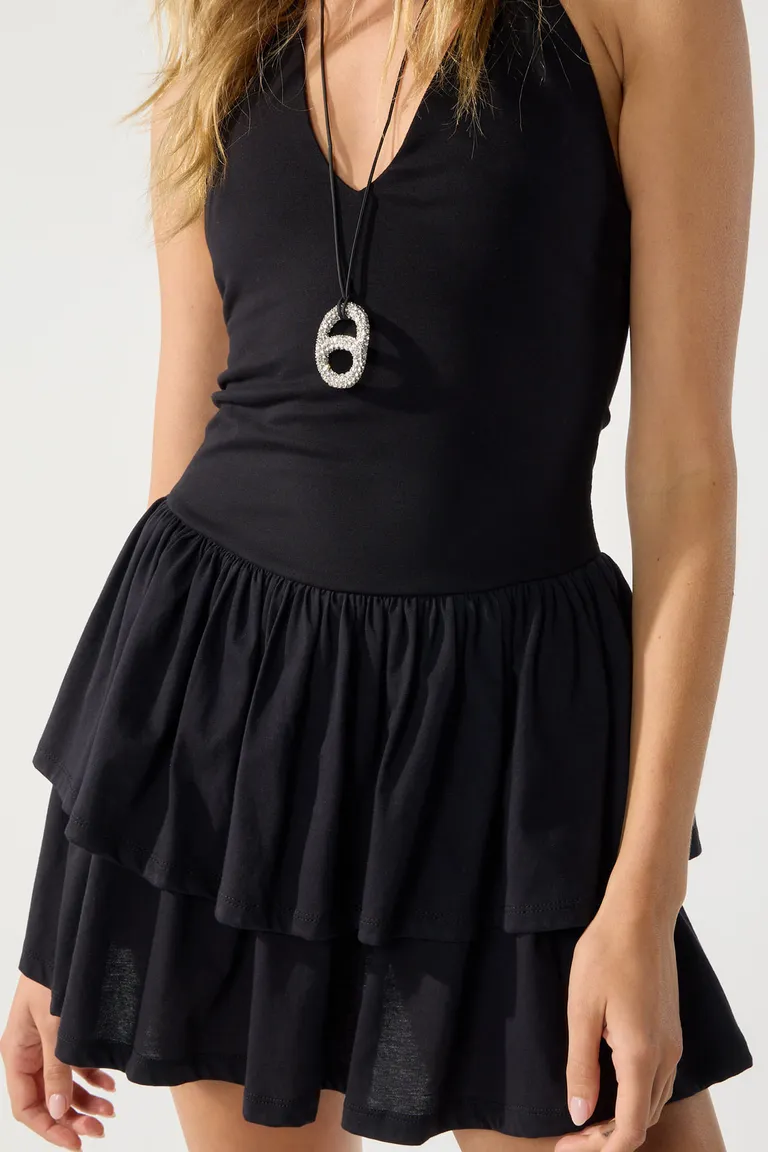 Vestido corto negro con escote en V y falda con volados de Cuesta Blanca en Vestidos para argentina