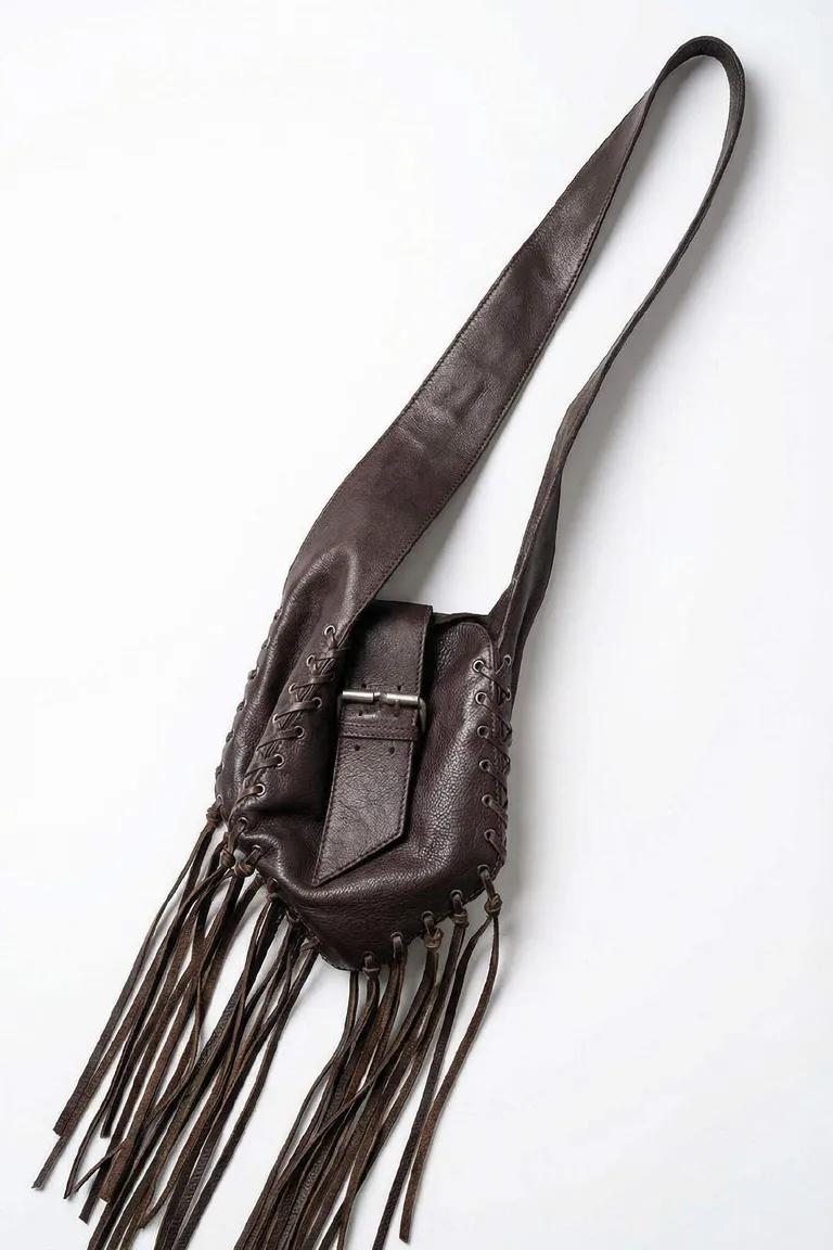 Cartera con flecos laterales y detalle de cierre con hebilla para uso al hombro de Maria Cher en Bolsos y Carteras para argentina