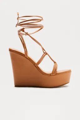 Plataformas chosen envolventes bronceadas de Fashion Nova en Zapatos con Tacos para argentina
