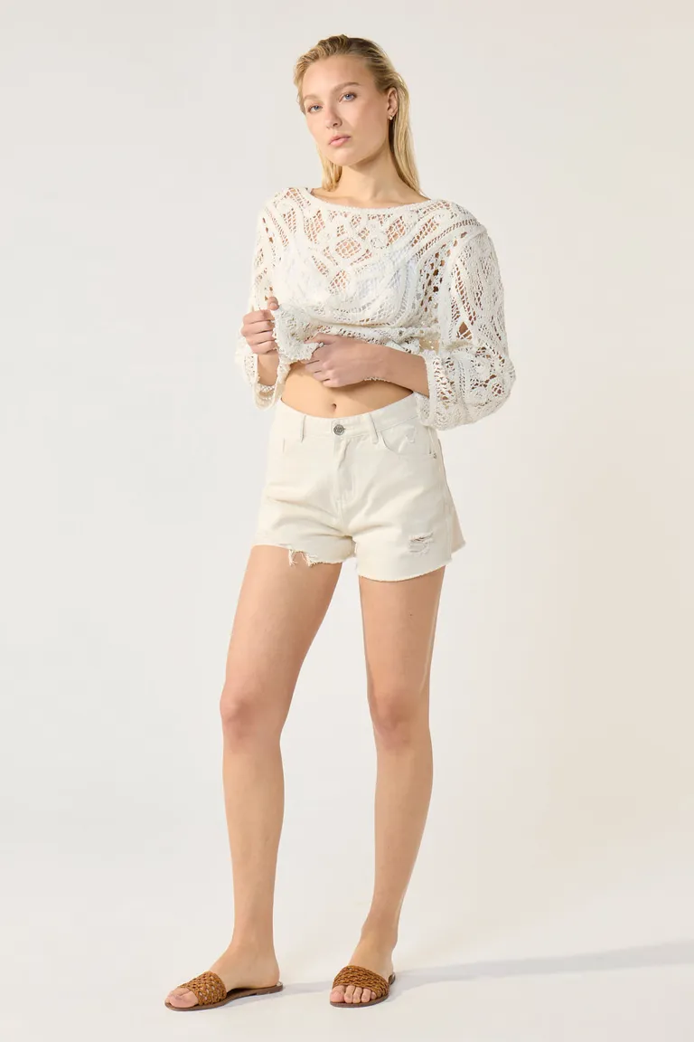 Shorts blancos de corte recto y tiro alto con detalles de roturas en el ruedo de Cuesta Blanca en Shorts para argentina