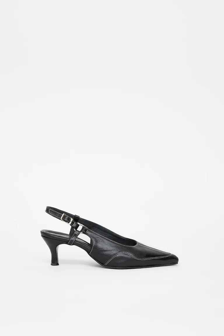 Zapato de cuero negro con punta en punta, detalles metálicos y ajuste regulable de Ay Not Dead en Zapatos con Tacos para argentina