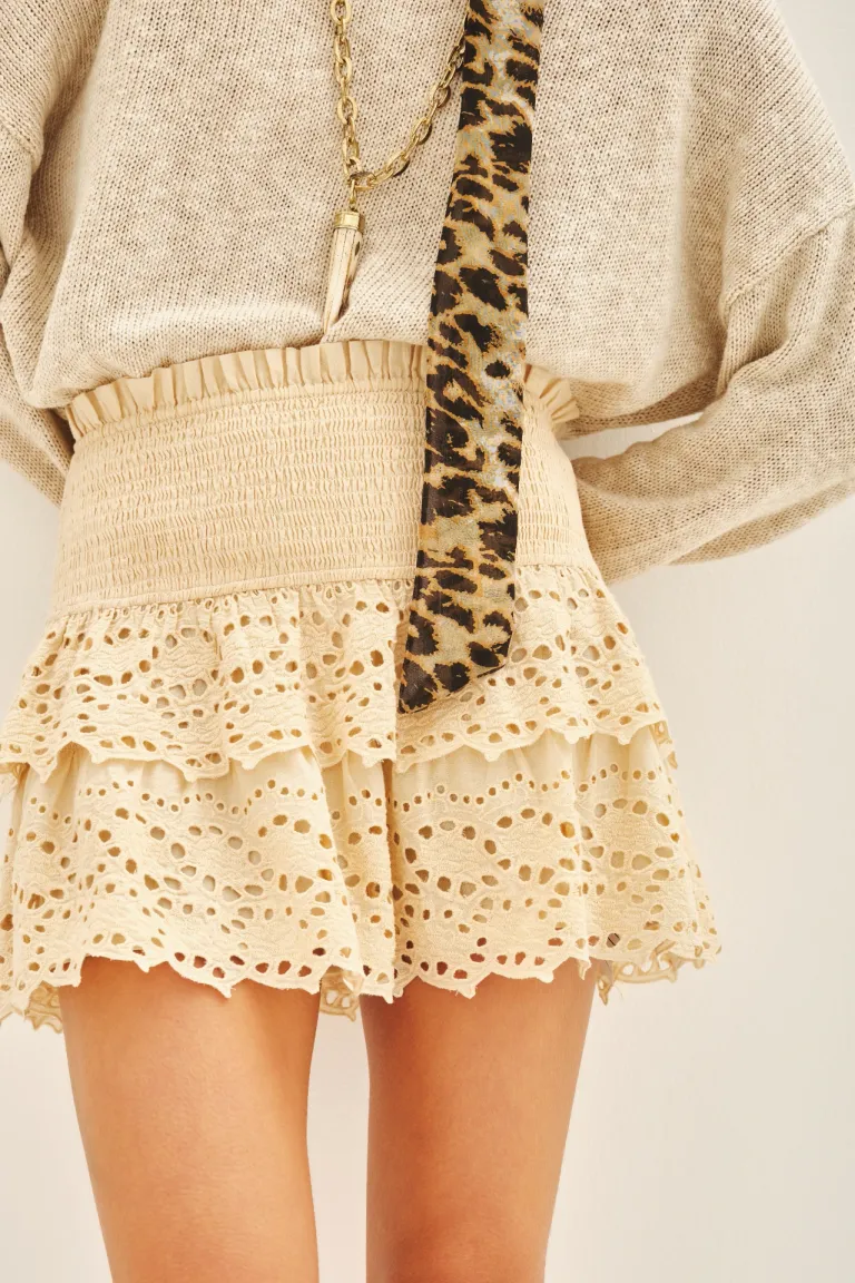 Falda corta de algodón con bordado y volantes, ideal para un estilo romántico y canchero de Rapsodia en Faldas para argentina