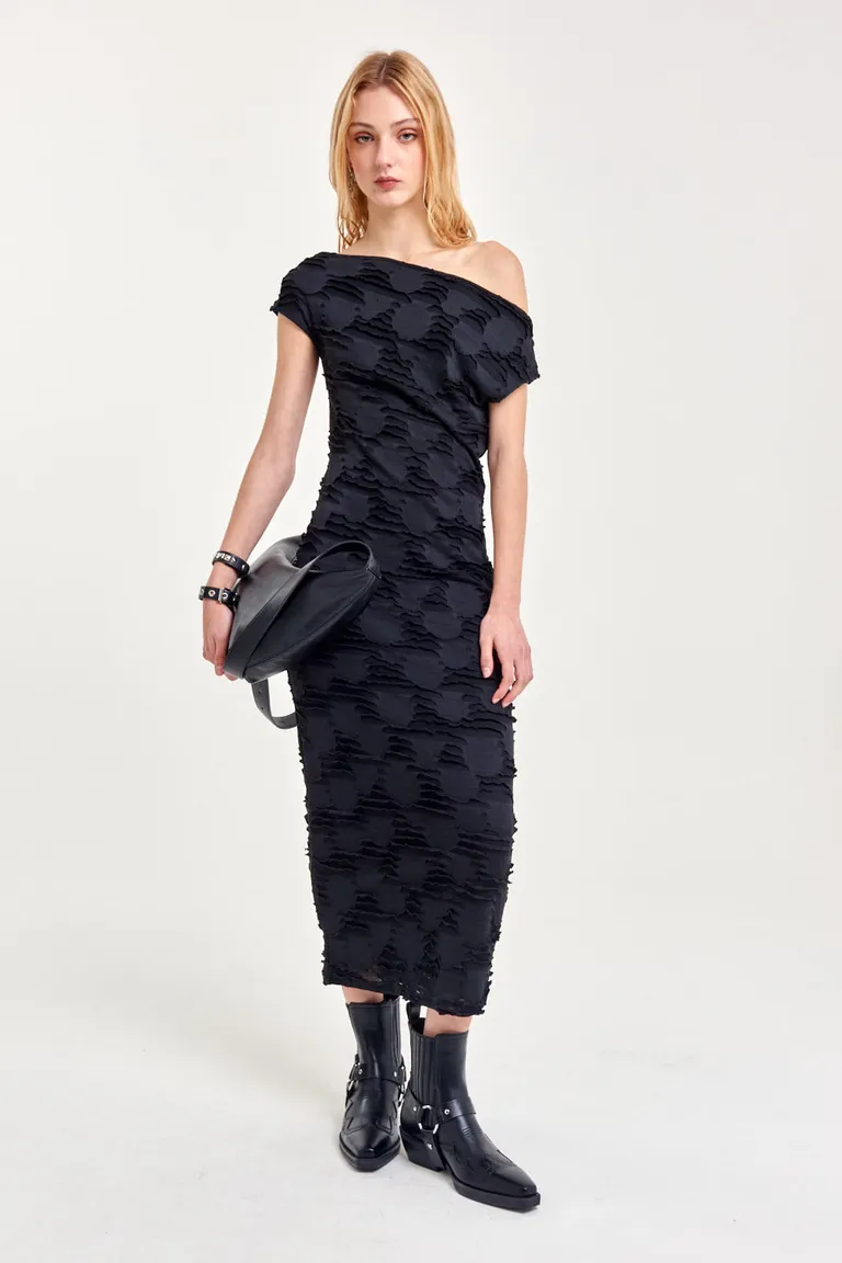 Vestido largo de microtul con mangas asimétricas y textura en relieve de 47 Street en Vestidos para argentina