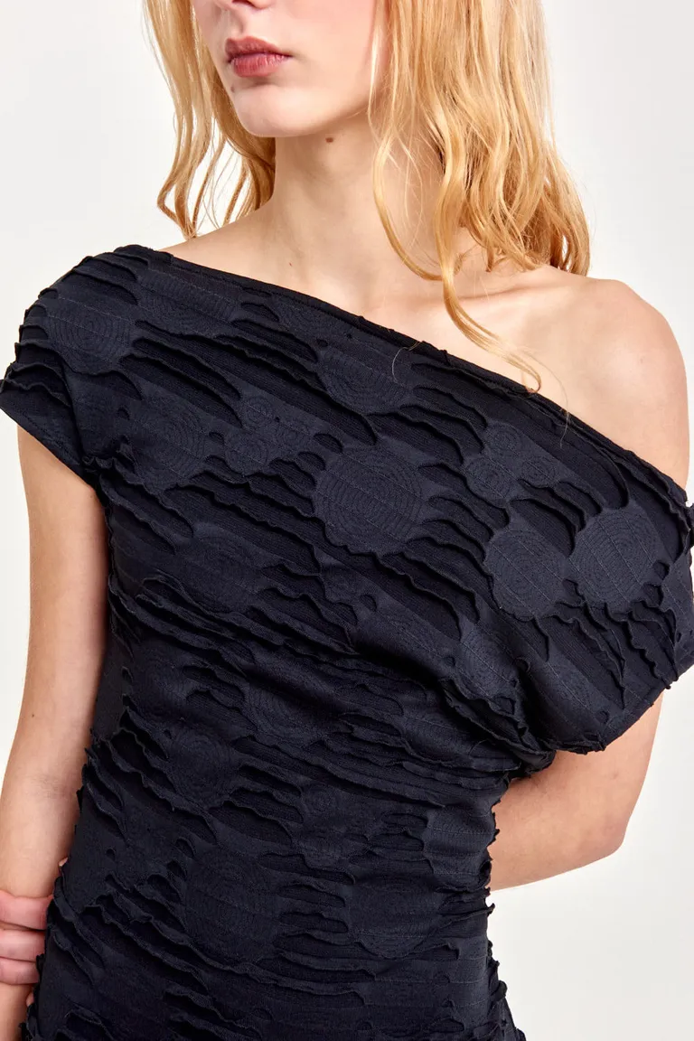 Vestido largo de microtul con mangas asimétricas y textura en relieve de 47 Street en Vestidos para argentina