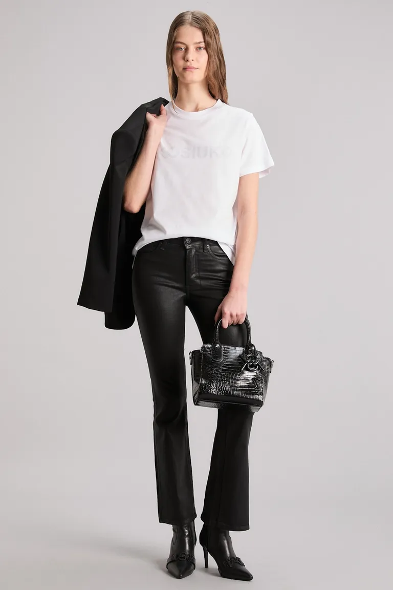 Remera blanca con cristales en diseño central, elegante y versátil para todo tipo de ocasiones de Kosiuko en Remeras para argentina