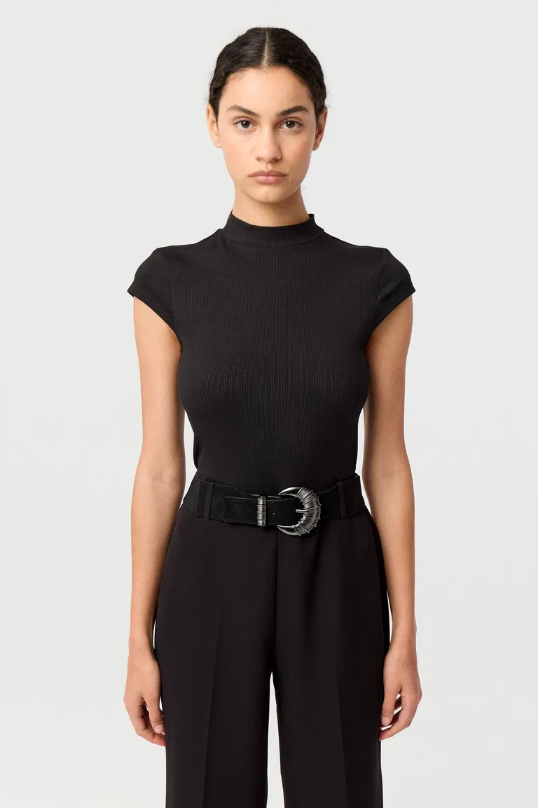 Mono de sastrería con cuello semi polera, mangas japonesas y pantalón de silueta palazzo amplia con cinturón de Markova en Monos para argentina