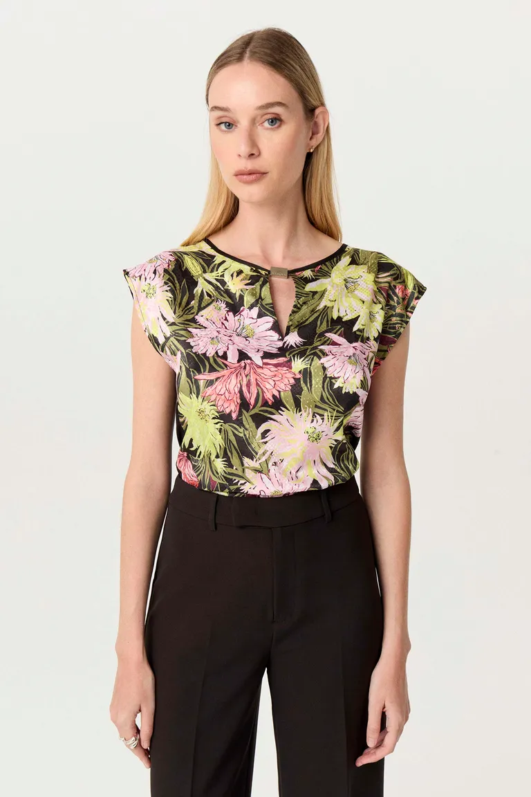 Remera de jacquard con diseño textil exclusivo en estampado floral de Markova en Remeras para argentina