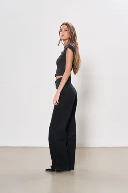 Jean denim wide negro de Magda en Pantalones para argentina