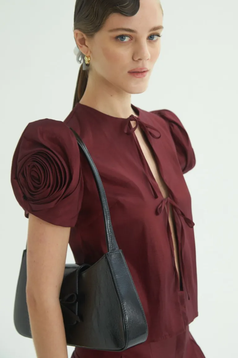Chaqueta roja de tafetán con mangas en forma de rosa y cierre con lazos de Las Pepas en Chaquetas para argentina