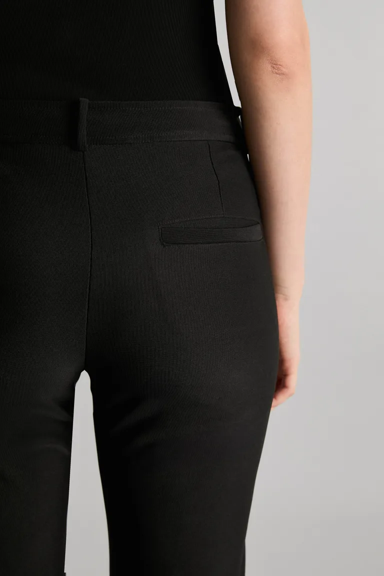 Pantalón de punto negro de corte slim y tiro medio con abertura lateral de Kosiuko en Pantalones para argentina