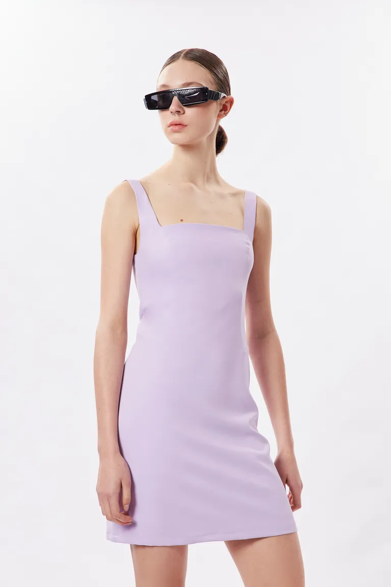 Vestido corto con escote recto, breteles anchos y falda evasée de Naíma en Vestidos para argentina