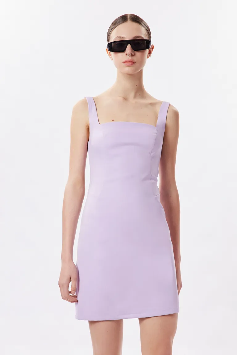 Vestido corto con escote recto, breteles anchos y falda evasée de Naíma en Vestidos para argentina