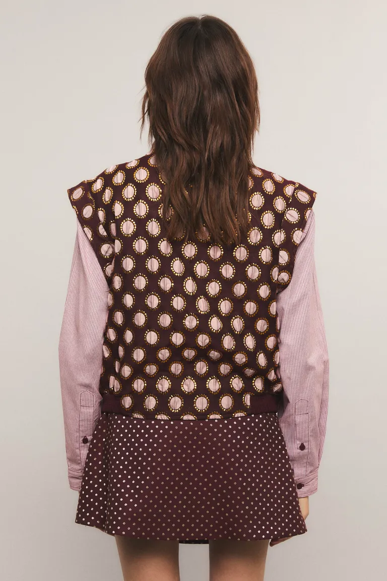 Chaleco con cuello alto, cierre frontal y bolsillos, diseño con calce holgado ideal para outfits urbanos de Kosiuko en Chalecos para argentina