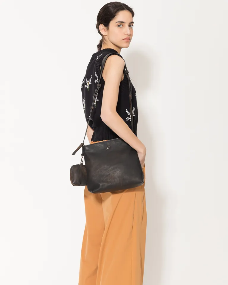 Bolso de mano en cuero negro versátil y funcional para mujer de Jazmin Chebar en Bolsos y Carteras para argentina