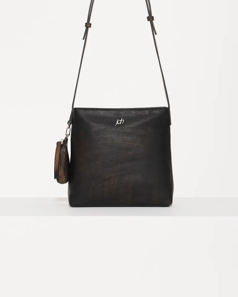Bolso de mano en cuero negro versátil y funcional para mujer de Jazmin Chebar en Bolsos y Carteras para argentina