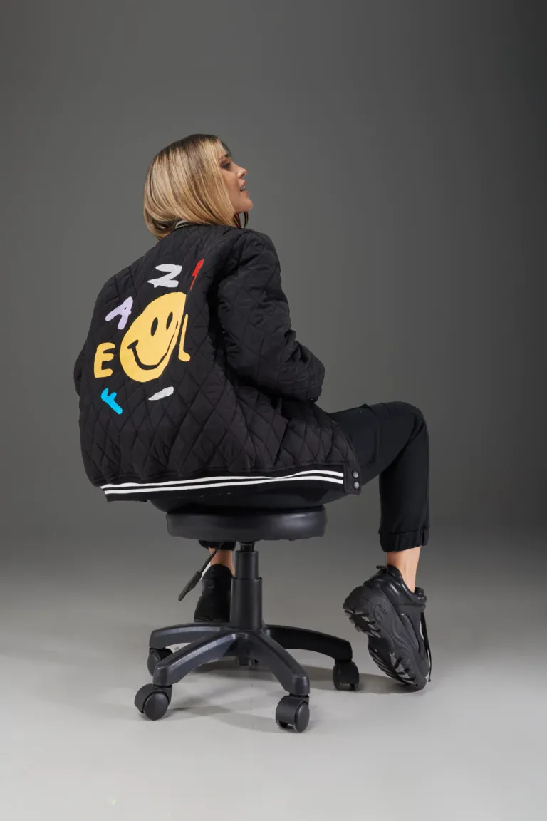 Campera negra con gráfico estampado en la espalda, diseño moderno y versátil para la mujer de Apricot en Chaquetas para argentina