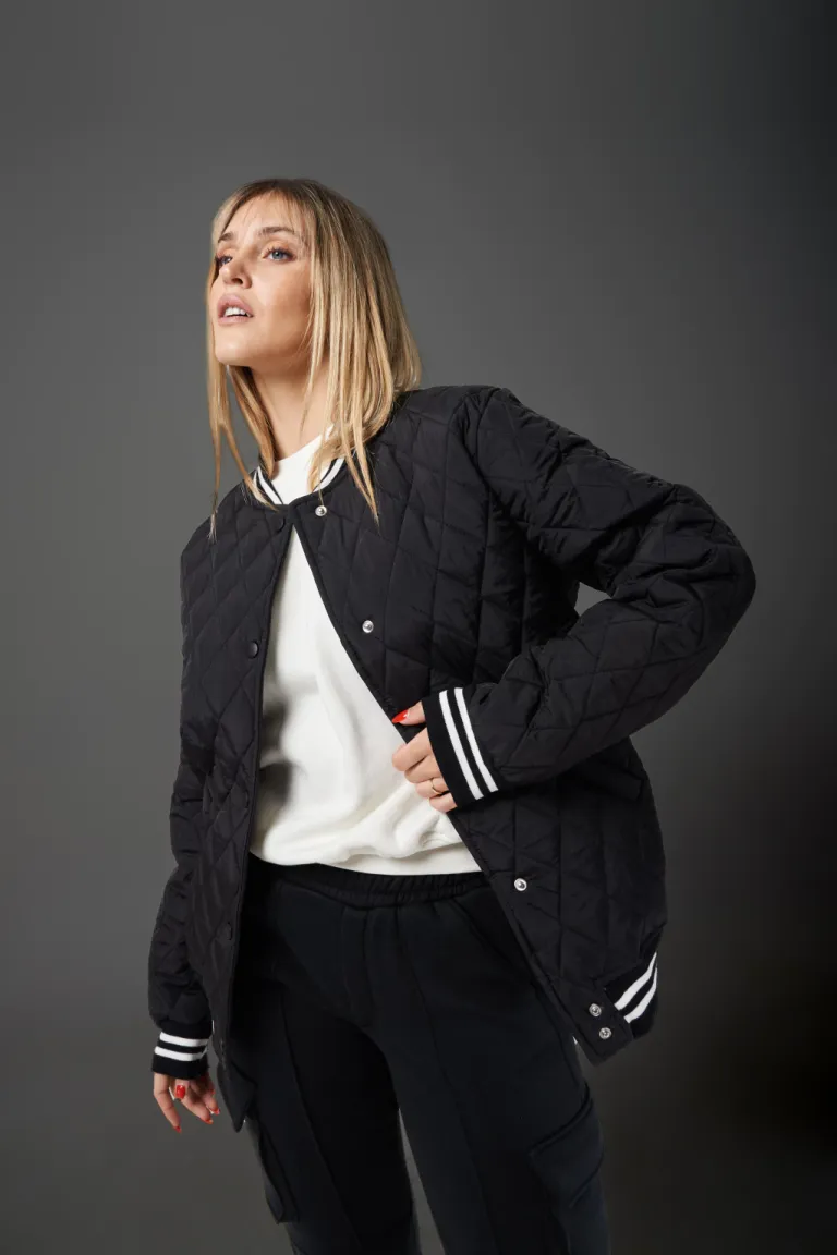 Campera negra con gráfico estampado en la espalda, diseño moderno y versátil para la mujer de Apricot en Chaquetas para argentina